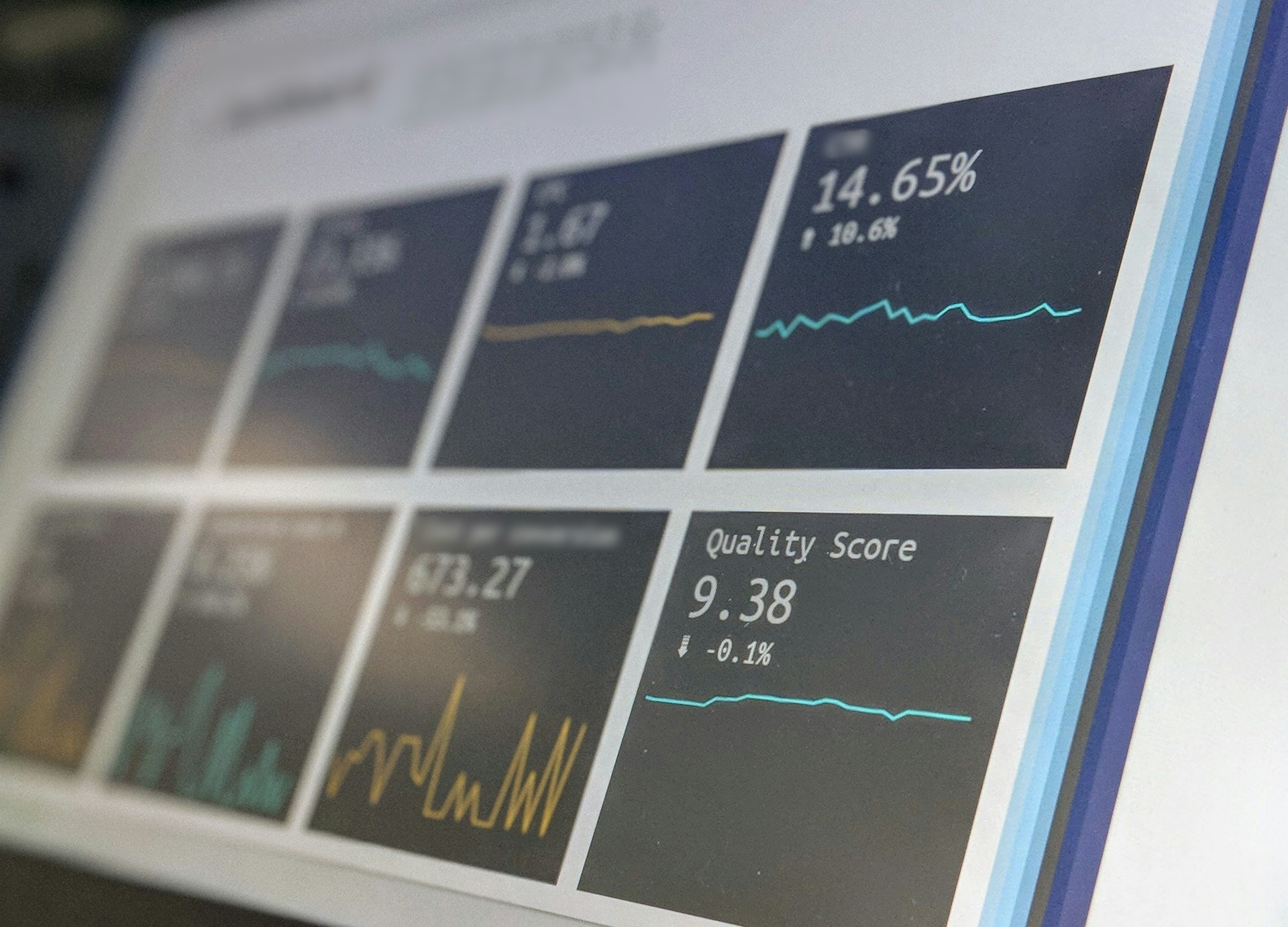 Production monitoring screen with KPI tiles, trend lines and a quality score.